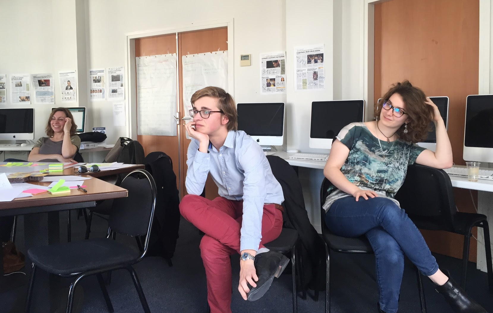Fabien Lassalle-Humez et Zoé Barbé, lors d'une session de travail sur la pédagogie avec l'équipe W, en mai 2016 à Paris.